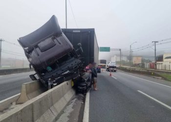 “Carreta Desgovernada Causa Caos na BR-376 e Congestiona Trânsito em Curitiba”
