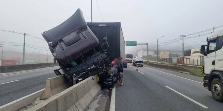 “Carreta Desgovernada Causa Caos na BR-376 e Congestiona Trânsito em Curitiba”