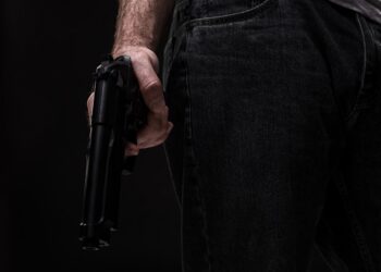 Disparou, correu e não deu certo: homem é preso com revólver em Guarapuava