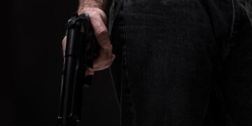 Disparou, correu e não deu certo: homem é preso com revólver em Guarapuava