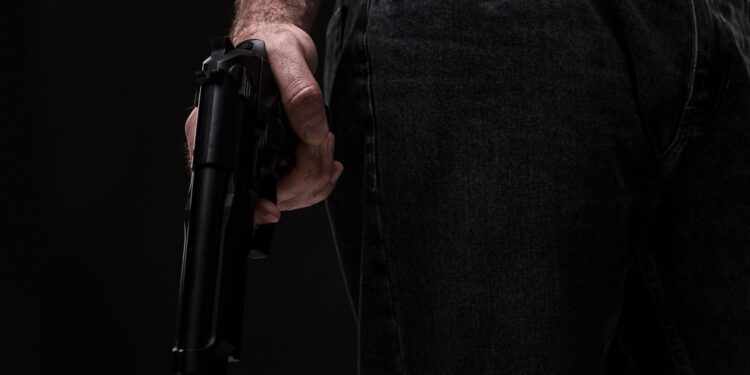 Disparou, correu e não deu certo: homem é preso com revólver em Guarapuava