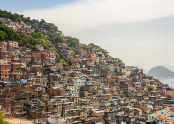 “Megaoperação na Rocinha Expõe Conflitos Urbanos e a Presença de Facções de Outros Estados”