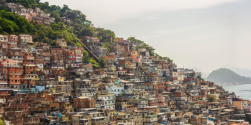 “Megaoperação na Rocinha Expõe Conflitos Urbanos e a Presença de Facções de Outros Estados”