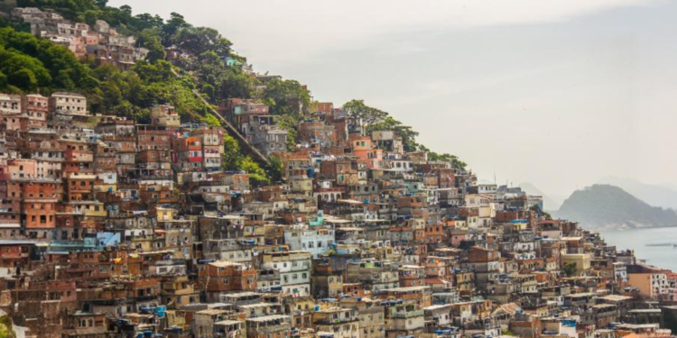 “Megaoperação na Rocinha Expõe Conflitos Urbanos e a Presença de Facções de Outros Estados”