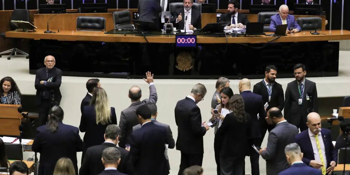 “PEC do Corte de Gastos: Mudanças no Texto Levantam Dúvidas Sobre Compromisso com o Ajuste Fiscal e Limitação dos Supersalários”