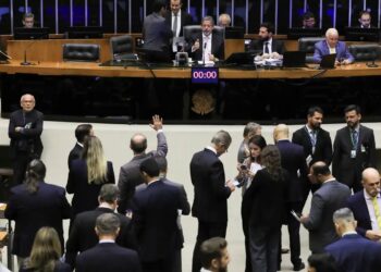 “PEC do Corte de Gastos: Mudanças no Texto Levantam Dúvidas Sobre Compromisso com o Ajuste Fiscal e Limitação dos Supersalários”