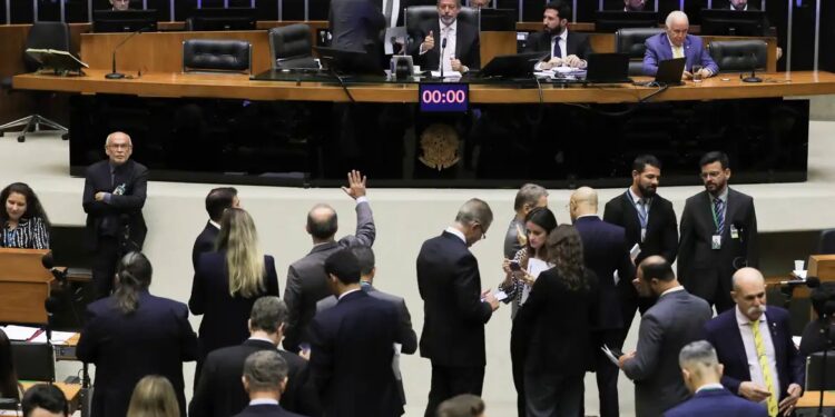 “PEC do Corte de Gastos: Mudanças no Texto Levantam Dúvidas Sobre Compromisso com o Ajuste Fiscal e Limitação dos Supersalários”