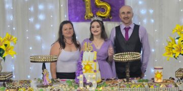 Uma Noite de Sonhos: Maria Júlia Kachutski Celebra seus 15 Anos com Emoção e Elegância