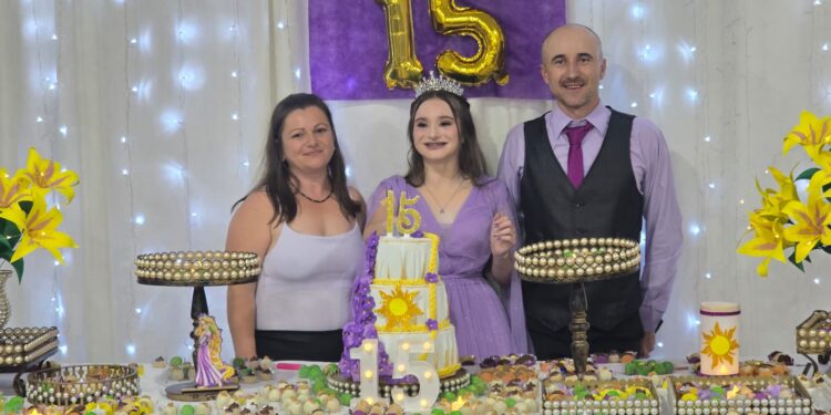 Uma Noite de Sonhos: Maria Júlia Kachutski Celebra seus 15 Anos com Emoção e Elegância