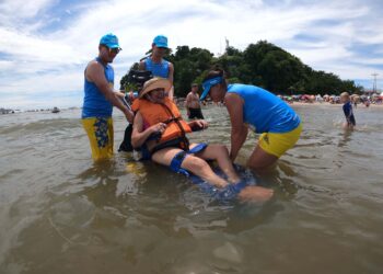 “Inclusão no Verão: Cadeiras Anfíbias Garantem Acessibilidade nas Praias do Paraná”