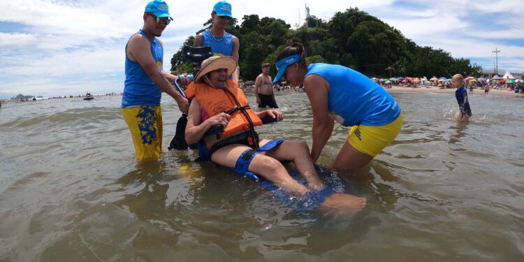 “Inclusão no Verão: Cadeiras Anfíbias Garantem Acessibilidade nas Praias do Paraná”