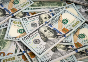 Dólar ultrapassa R$ 6 e bolsa despenca após alta da Selic; mercado reage com pessimismo