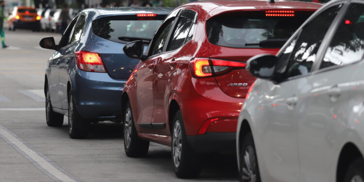 Motoristas paranaenses ganham mais prazo para pagamento do IPVA 2025 com desconto