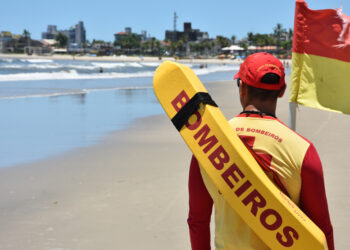 Heróis do Litoral: Corpo de Bombeiros Resgata Jovem de Afogamento em Operação Dramática no Balneário Grajaú