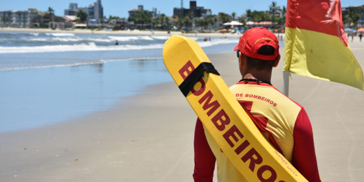 Heróis do Litoral: Corpo de Bombeiros Resgata Jovem de Afogamento em Operação Dramática no Balneário Grajaú