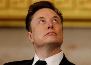 “Elon Musk Surpreende e Participa de Comício Político na Alemanha por Videoconferência”