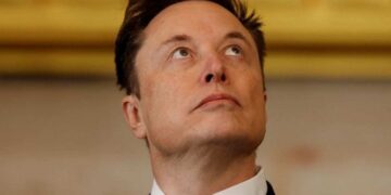 “Elon Musk Surpreende e Participa de Comício Político na Alemanha por Videoconferência”