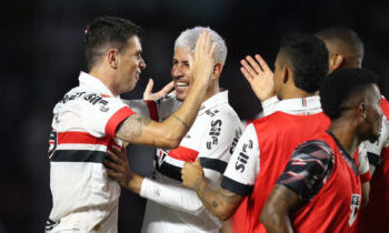 “O Majestoso Desequilibrado: São Paulo Massacra Corinthians em Clássico Histórico”