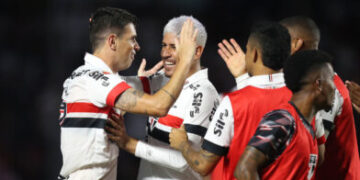 “O Majestoso Desequilibrado: São Paulo Massacra Corinthians em Clássico Histórico”