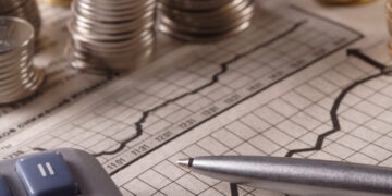 “Brasil: O Titanic Econômico Navega Sem Rumo no Mar de Alta Selic”