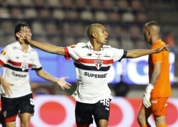 “São Paulo Supera a Portuguesa e Conquista Importante Vitória no Pacaembu”