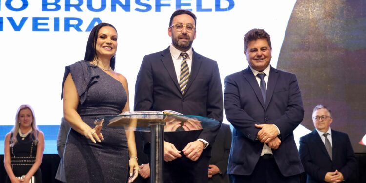 “O Improvável de Deus: Denilson Baitala e Rosângela Virmond Inauguram uma Nova Era em Guarapuava e Empossam Secretários”