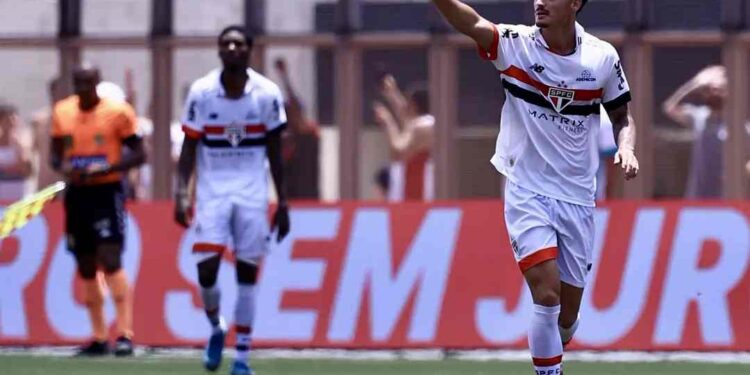 “Virada Histórica: São Paulo Bate Corinthians e Conquista o Penta da Copinha no Pacaembu”