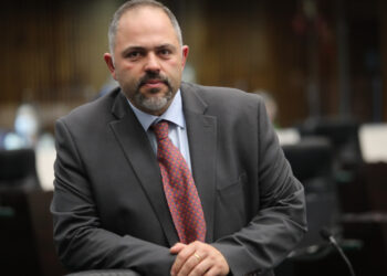 “Sede Nunca Mais: Deputado Artagão Júnior Acompanha Instalação de Caixa d’Água de 100 Mil Litros no Guará”