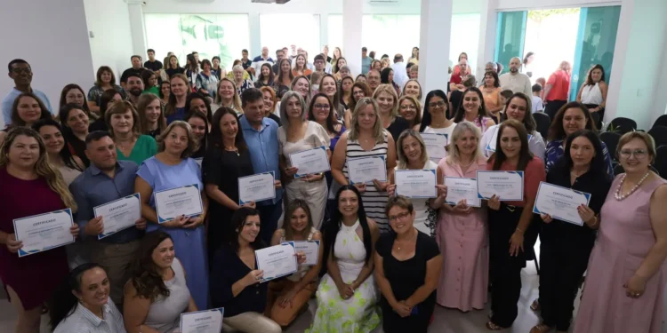 Prefeitura de Guarapuava dá posse a novos diretores da rede municipal de ensino e celebra início de um novo ciclo na educação