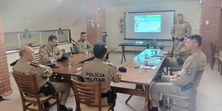 “Estratégias de Segurança em União da Vitória: 4º CRPM Reúne Comandantes para Planejamento Tático”