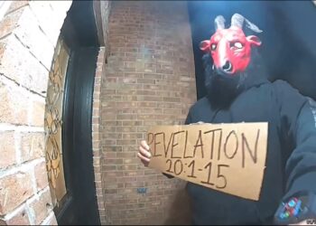 “Texas Sob Mistério: Homem com Máscara Satânica e Mensagem Apocalíptica Intriga Vizinhança”