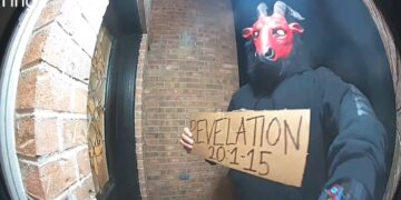 “Texas Sob Mistério: Homem com Máscara Satânica e Mensagem Apocalíptica Intriga Vizinhança”