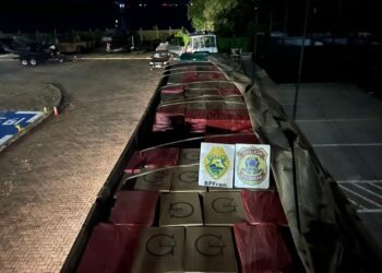 Ação conjunta da PF, BPFRON e BPMOA resulta na apreensão de caminhão com cigarros contrabandeados em Guaíra