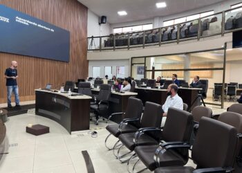 “Guarapuava Preparando Seus Novos Legisladores: Sessão Simulada Abre Caminho para um Legislativo Eficiente”