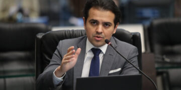 Deputado Luiz Fernando Guerra: O Guardião da Pureza Escolar Contra a Cultura do Crime e do Excessivo