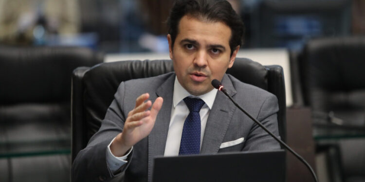 Deputado Luiz Fernando Guerra: O Guardião da Pureza Escolar Contra a Cultura do Crime e do Excessivo