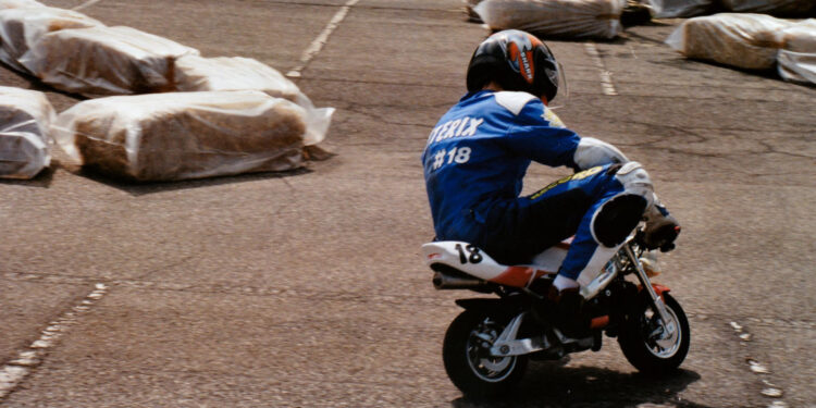 “O Fugitivo do Barulho: Uma Corrida Maluca no Bairro Santa Cruz”