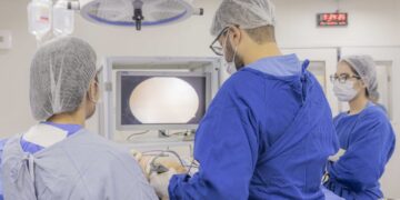 “O Bisturi que Corre Contra o Tempo: Como o Opera Paraná Transforma Vidas e Desafia a Morte”