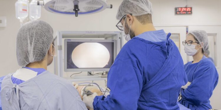 “O Bisturi que Corre Contra o Tempo: Como o Opera Paraná Transforma Vidas e Desafia a Morte”