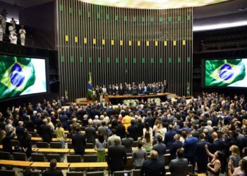 “Congresso Abre Ano Legislativo com Recado ao STF e Guerra de Símbolos”