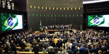 “Congresso Abre Ano Legislativo com Recado ao STF e Guerra de Símbolos”