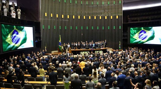 “Congresso Abre Ano Legislativo com Recado ao STF e Guerra de Símbolos”