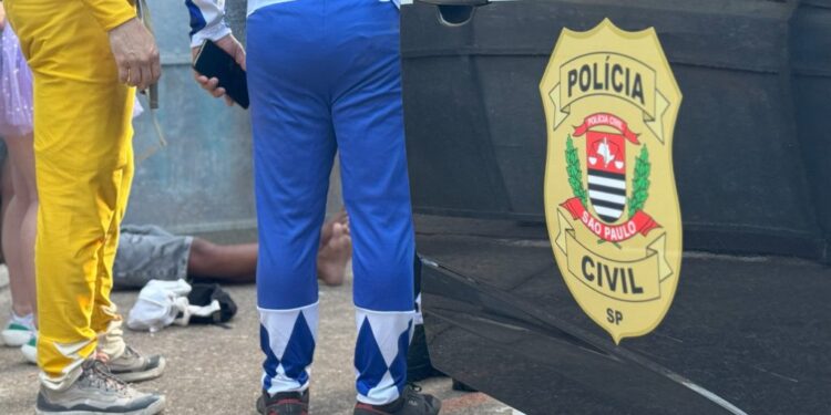 “O Trio dos Celulares Furtados: Ladrões Sem Ritmo no Carnaval de São Paulo”