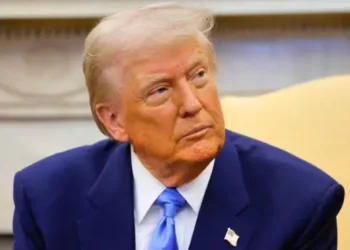 “O Dia em que Trump Apontou o Dedo para o Brasil: Tarifas e o Confronto com o Silêncio do Governo Lula”