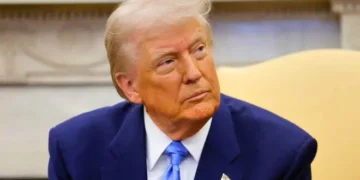 “O Dia em que Trump Apontou o Dedo para o Brasil: Tarifas e o Confronto com o Silêncio do Governo Lula”