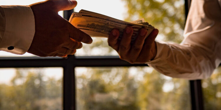 Políticos Evangélicos no Brasil: Fé Genuína ou Máscara de Conveniência?