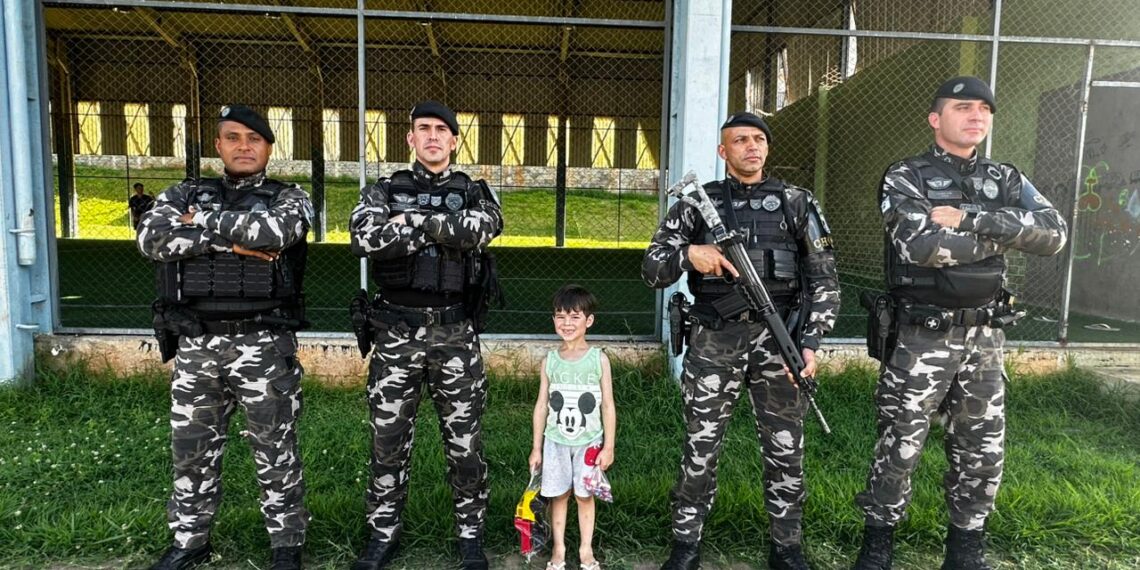Blitz da Bondade: Polícia Militar de Guarapuava ‘Multa’ a Fome com Cestas Básicas e Brinquedos!