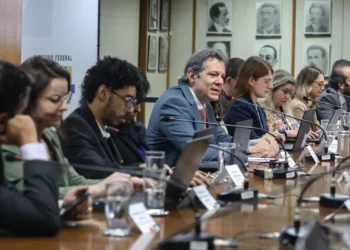 O Abismo Fiscal: O Perigoso Jogo de Adiar Reformas e a Fatura que Sobra para o Contribuinte