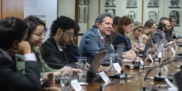 O Abismo Fiscal: O Perigoso Jogo de Adiar Reformas e a Fatura que Sobra para o Contribuinte