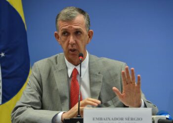 Diplomacia sob Pressão: Brasil Tenta Mediar Crise enquanto EUA Cercam Militarmente a Venezuela